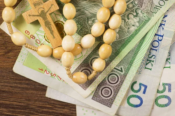 Tespih Lehçe banknotlar üzerinde bir haç ile