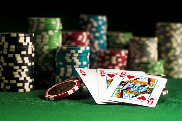 Jogar Cartas, Fichas De Poker E Dados Voar Casino No Fundo Branco. Poker  Casino Ilustração Vetorial. Jogo De Casino Online Jogo 3d Conceito  Vetorial, Ícone De Aplicativo Móvel De Poker Royalty Free