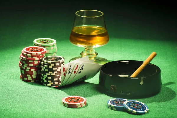 ギャンブルやトランプ コニャックや葉巻のガラスとチップの概念 — ストック写真