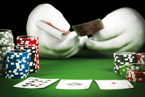 Koncepció Szerencsejáték Egy Kéz Fehér Kesztyű Gazdaság Játékkártyák Háttérben Chipek — Stock Fotó