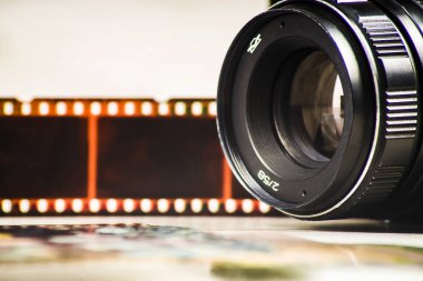 Analog fotoğraf, renkli negatifler ve fotoğrafları bir arka plan üzerinde kamera kavramı