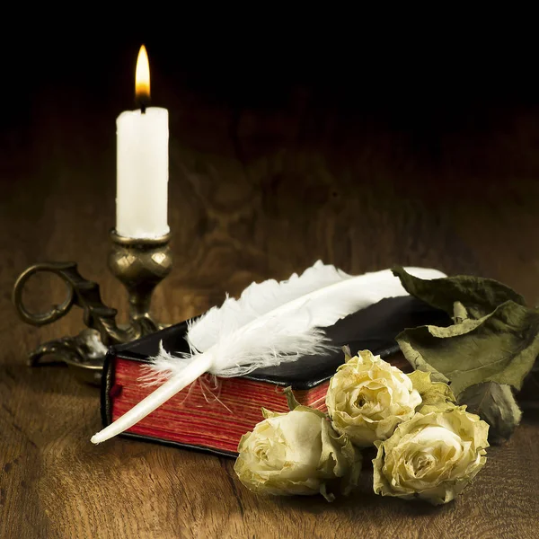 Libros Viejos Rosas Muertas Una Vela Encendida Una Pluma Las — Foto de Stock