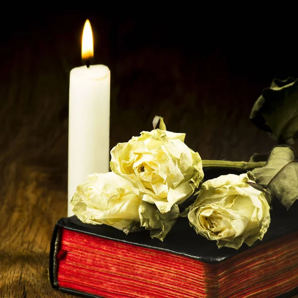 Libro Viejo Rosas Marchitas Una Vela Encendida — Foto de Stock