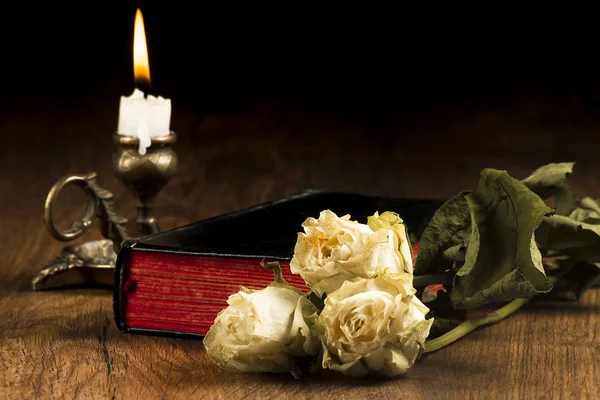 Libros Viejos Rosas Marchitas Velas Encendidas Candelero Sobre Tablas Marrones — Foto de Stock
