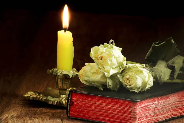 Libro Viejo Rosas Marchitas Vela Encendida Candelero — Foto de Stock