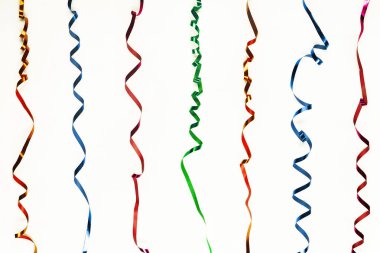 Eğlenceli kavramı, beyaz arka planda renkli flamalar