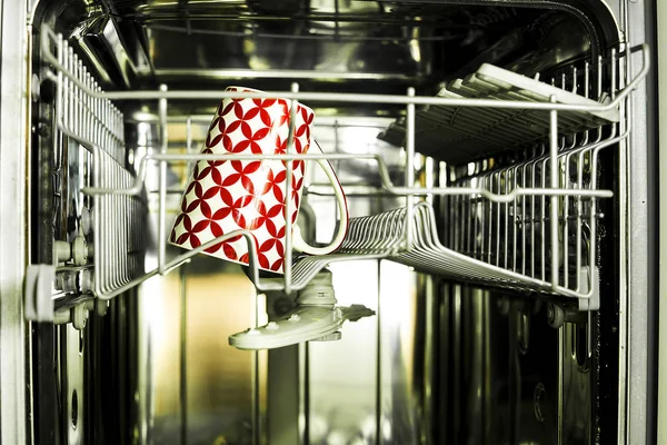 Beyaz ve kırmızı kupa ile bulaşık makinesinin iç — Stok fotoğraf