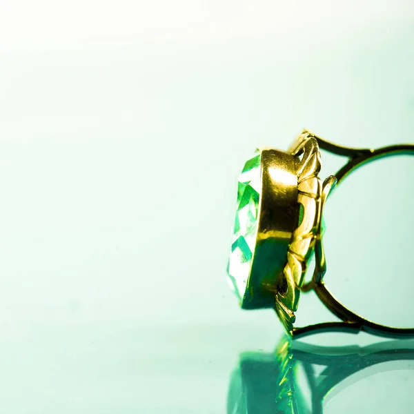 Un anillo con un zafiro sobre un fondo de zafiro claro — Foto de Stock