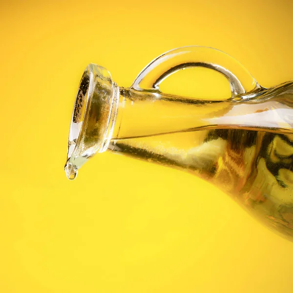 Pouring oil from the bottle — Stock Photo, Image