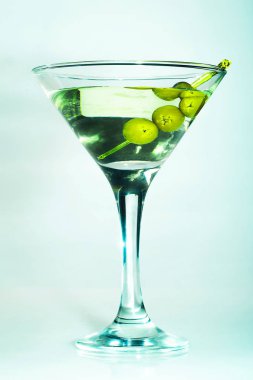 Yeşil zeytin ile Martini cam