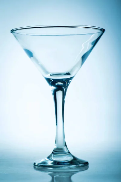 Um copo de martini em um fundo azul — Fotografia de Stock