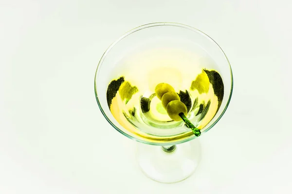 Martini pohár zöld olajbogyó — Stock Fotó
