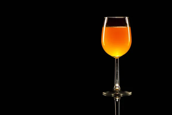 Oranje cocktail in een glas op een zwarte achtergrond — Stockfoto