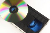 Video přetypování a CD na izolovaném bílém pozadí