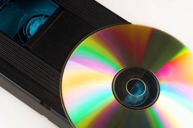 İzole beyaz arka plan üzerinde video döküm ve cd