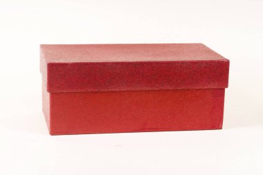 Beyaz arka planda kırmızı hediye kutusu