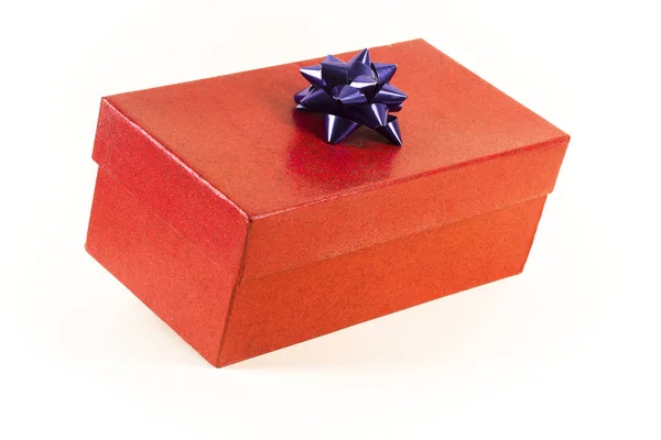 Красная подарочная коробка с голубым бантом, на белом фоне — стоковое фото