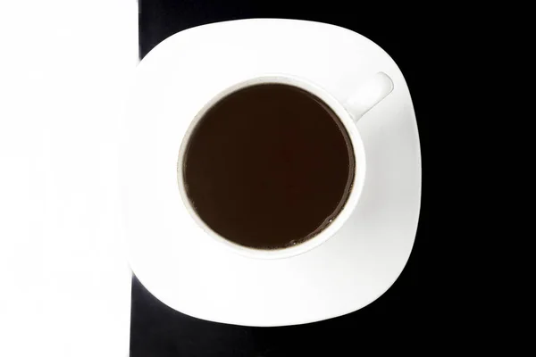 Šálek kávy na černém pozadí – pohled shora — Stock fotografie