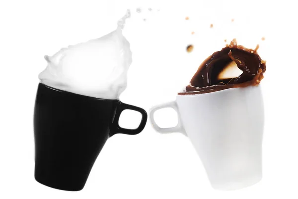 Vit Mugg med kaffe och svart mugg med mjölk på en vit backgro — Stockfoto