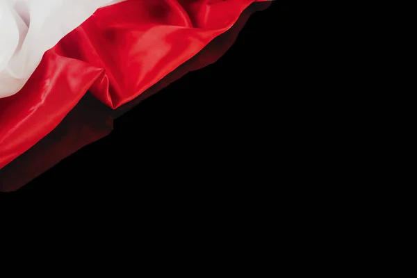 Polnische Flagge auf schwarzem Hintergrund mit Reflexion — Stockfoto