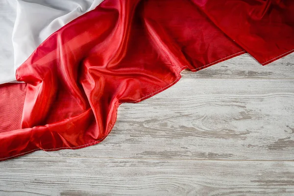 Poolse vlag op de achtergrond van oude planken — Stockfoto
