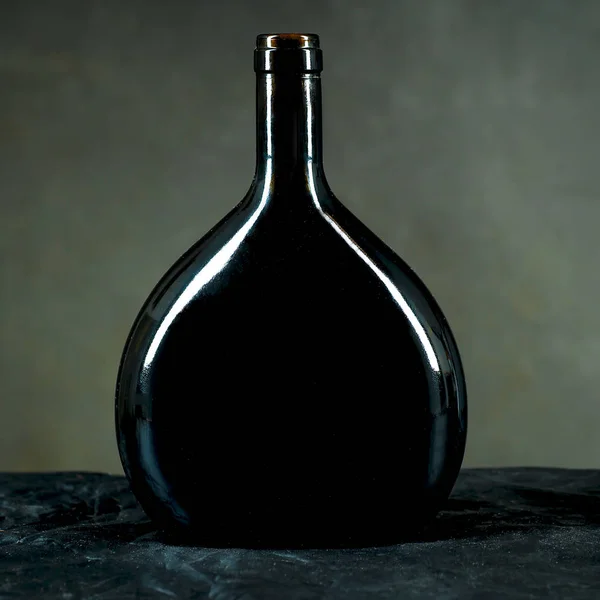 Uma garrafa de vinho agachada para vestidos vintage — Fotografia de Stock