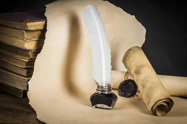 Pluma estilográfica con tintero en el fondo de pergaminos de papiro — Foto de Stock