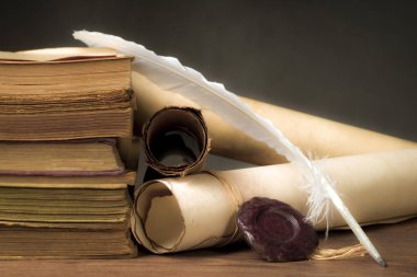 Papirüs kitap ve kalem ile bir masa üstü üzerinde parşömen