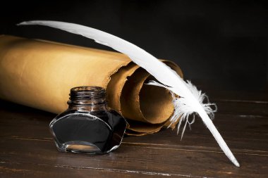 Parşömen parşömen ve inkwell bo arka planda bir kalem ile