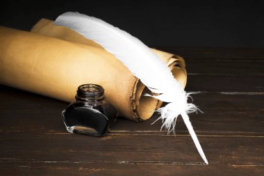 Parşömen parşömen ve inkwell bo arka planda bir kalem ile