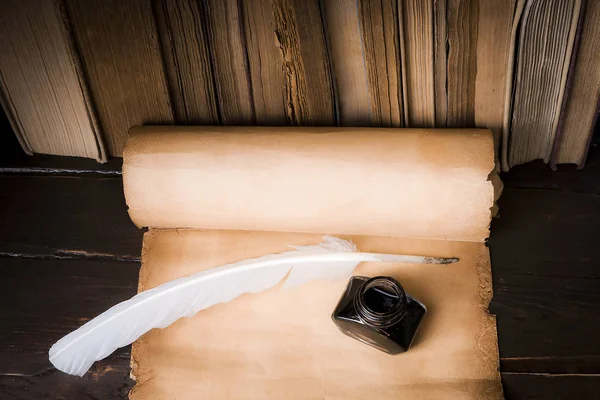 Desplazamiento de papiro, y una pluma y tintero — Foto de Stock