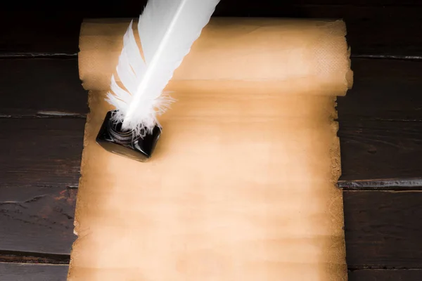 Zwój papirusu i długopis i inkwell — Zdjęcie stockowe