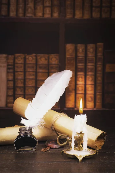 Inkwell med penna, rulla av pergament och ljus mot ba — Stockfoto