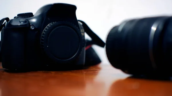 Masadaki Dslr Lens Kamerası — Stok fotoğraf