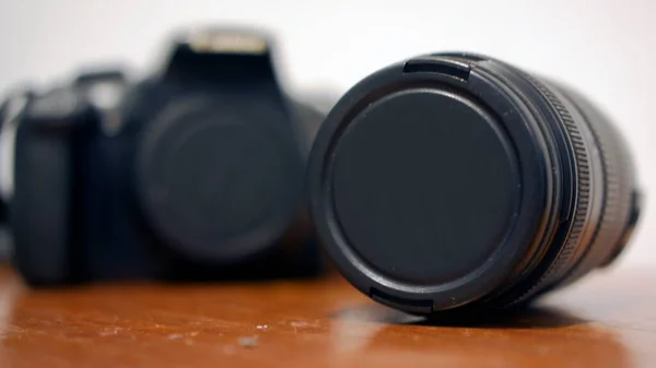 Masadaki Dslr Lens Kamerası — Stok fotoğraf