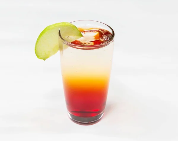 Tricolor Cocktail Met Een Stuk Van Appel Ijs — Stockfoto