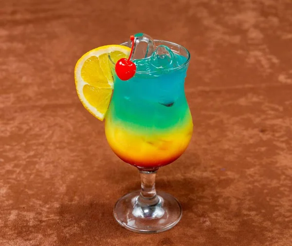Kleur Cocktail Met Een Schijfje Citroen Kersen Ijs — Stockfoto