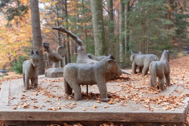 Spiegelau 'daki ormandaki bir oyun parkında tahta hayvanlar, aşağı bavyera