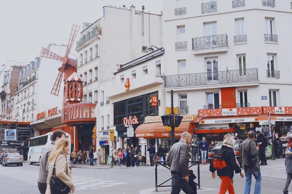 フランス 2013 ムーラン ルージュ パリの有名なキャバレーは 1889 年に建てられた 赤信号ピガール地区に位置します レトロなビンテージ スタイルの効果写真 — ストック写真