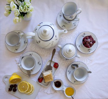 Porselen çay ve yemek