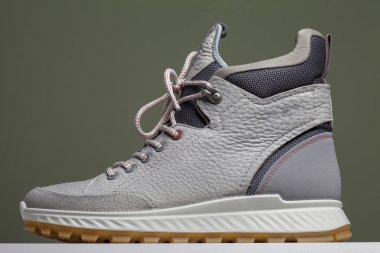 Gri şık kışlık botlar