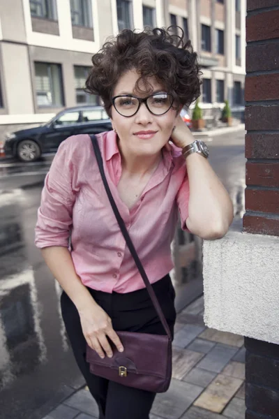 Mujer Negocios Con Estilo Con Gafas Sobre Fondo Edificios Ladrillo —  Fotos de Stock