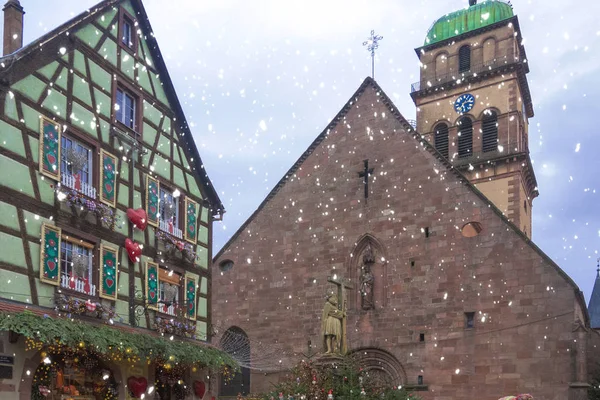 Elsas, Fransa - 28 Aralık 2017: Geleneksel dekorasyon Alsace'deki / daki şehirlerin Noel ve yeni yıl için.