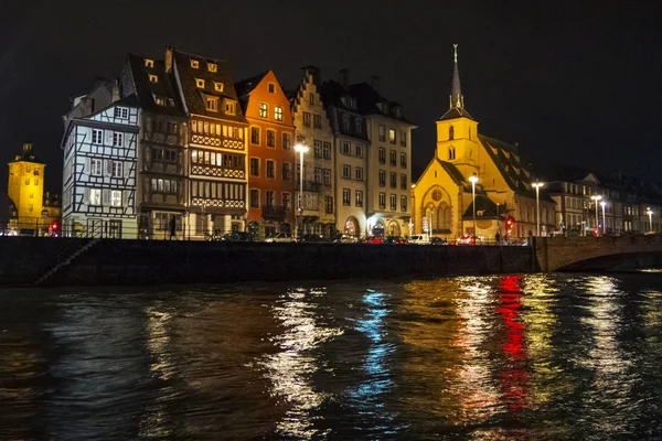 Štrasburk Francie Prosince 2017 Krásné Barevné Domy Noci Odrazy Vodě — Stock fotografie