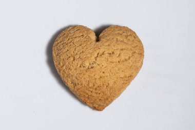 Kalp şeklinde kurabiye. Seviyorum. Beyaz arka plan üzerinde izole