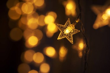 Yıldız şeklinde garland. Bulanık ışıklar. Sarı ışık