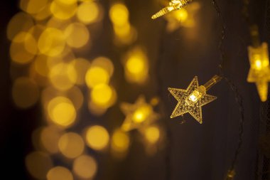 Yıldız şeklinde garland. Bulanık ışıklar. Sarı ışık