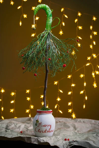 Unusual Handmade Christmas Tree Lights Garland Curved Christmas Tree Unusual — Stock Photo, Image