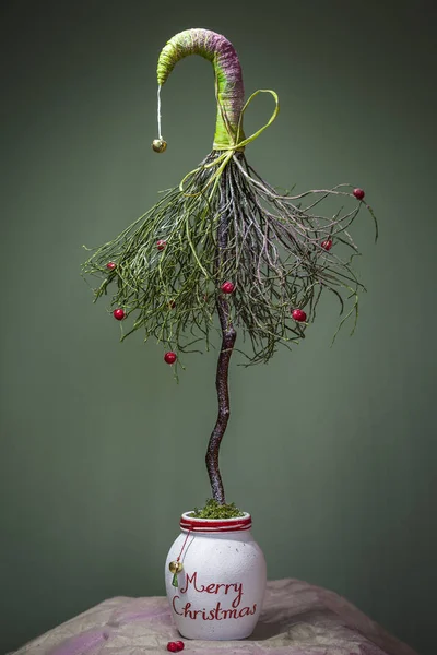 Árbol Navidad Diseño Forma Inusual Jarrón Blanco Con Inscripción Feliz — Foto de Stock