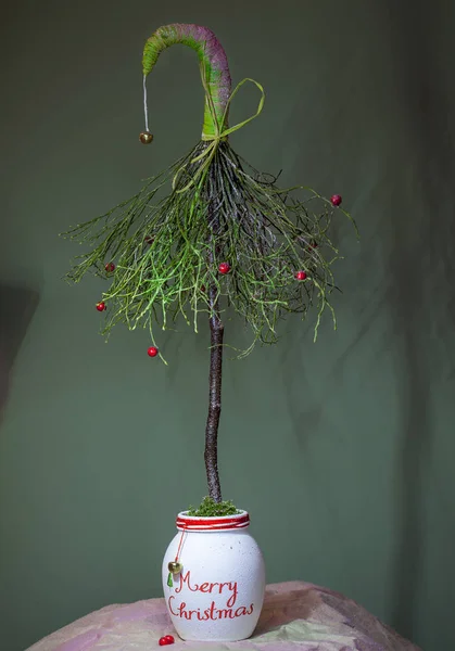 Creatieve Kerstboom Handgemaakte Met Rode Ballen Een Witte Vaas Met — Stockfoto